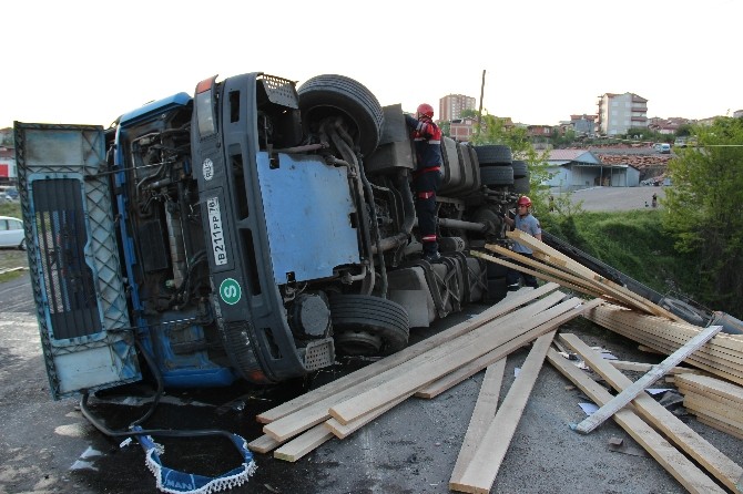 Kereste Yüklü Tır Devrildi: 1 Yaralı