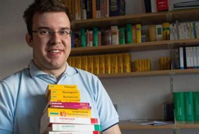 28 yaşında, 33 dil konuşuyor