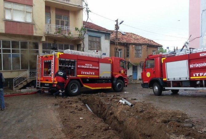 Hüyük’teki Depo Yangını Korkuttu Konya’nın Hüyük ilçesinde, bir iş yerinin deposunda çıkan yangın itfaiye