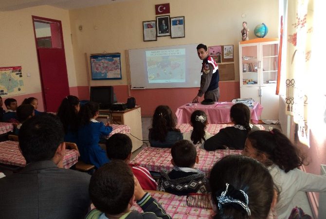 Kulu’da Jandarmadan Öğrencilere Seminer Konya’nın Kulu İlçe Jandarma Bölük Komutanlığı Trafik Timleri tarafından öğrencilere,