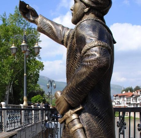 Selfieci Şehzade Olayında 2 Gözaltı Amasya’da ‘selfie çeken şehzade heykeli’nin telefon ve kılıcını kıran 2