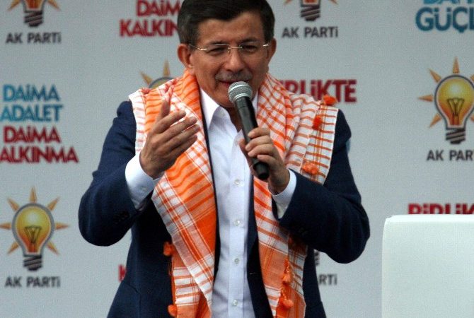 Başbakan Davutoğlu Burdur’da Başbakan Ahmet Davutoğlu, Burdur’da düzenlenen mitingde, seçim öncesinde çıkabilecek kaset