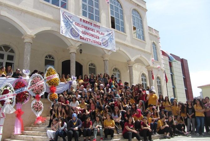 Adana Kız Lisesi’nde geleneksel Pilav Günü düzenlendi. Müzik topluluğu, halk