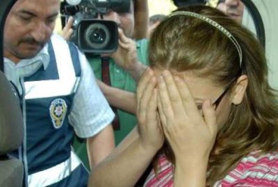 Eşini sevgilisiyle bir olup öldürdü