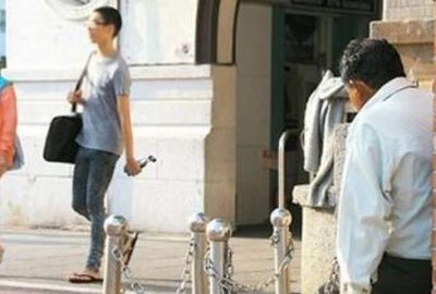 20 yıldır sevdiğini aynı yerde bekliyor