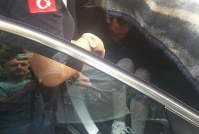 Genç kız lüks otomobilde mahsur kaldı