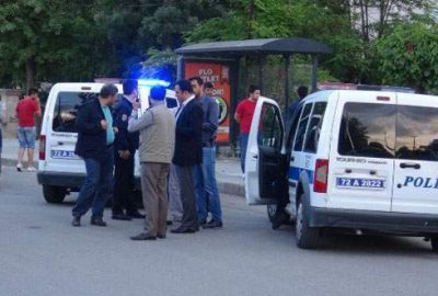 Genç kıza önce silah çekti sonra boğazına bıçak dayadı