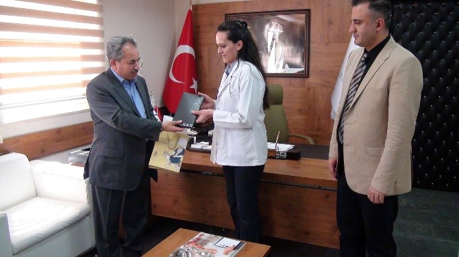 Başkan Akkaya’dan Hemşire Ve Ebelere Hediye