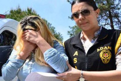 İkiz kardeşine fuhuş yaptırırken yakalandı