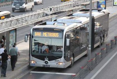 İstanbul Bahçelievler'de bir yolcu, tartıştığı metrobüs şoförünü bıçakla yaraladı.