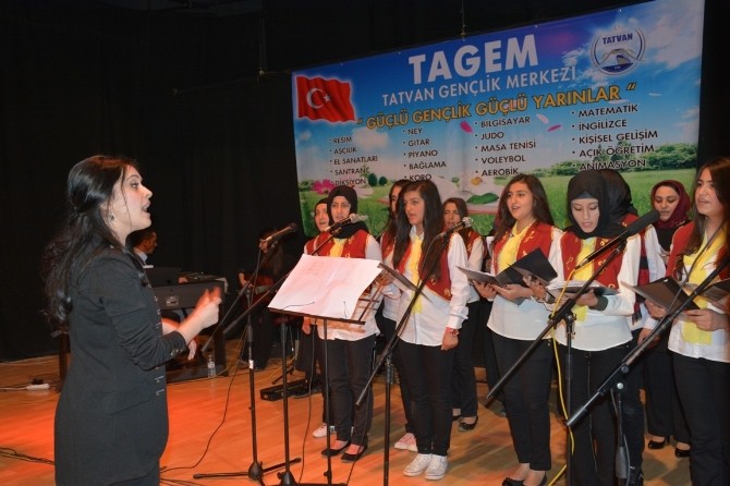 Tatvan’da Gençlik Merkezi Kursiyerlerinden Gençlik Konseri