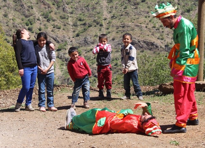 Dağ Tepe Demeden Tiyatroyu Köy Çocuklarının Ayağına Götürüyorlar