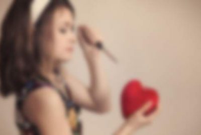 Şaka yapan kocasını bıçakladı