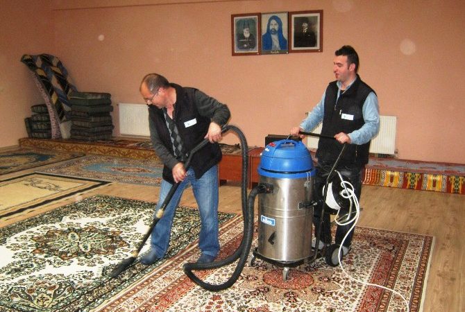 İzmit Belediyesi yaklaşık 6 yıldan beri ibadethane temizliklerini aksatmadan sürdürüyor.