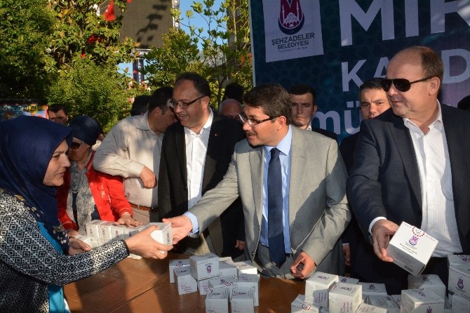 Başkan Çelik Kandil Simidi Dağıttı
