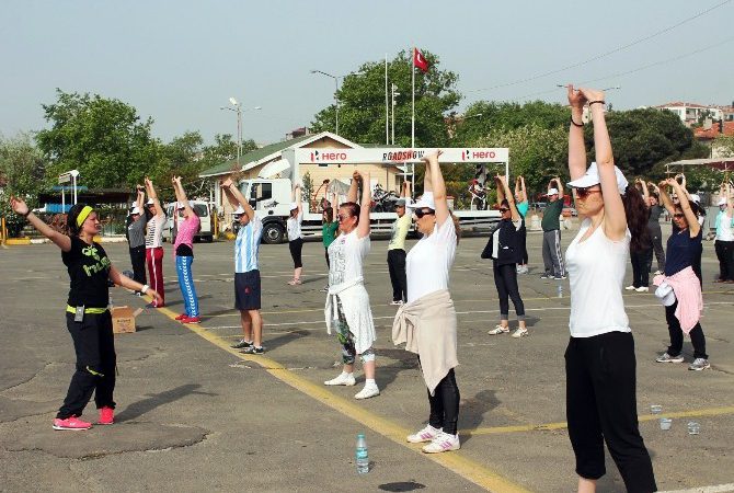 Tekirdağlılar sabah saatlerinde düzenlenen Zumba dansı ile hem stres atıyor
