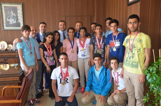 Mersinli Öğrenciler Atletizm Yarışmasında Türkiye Birincisi Oldu