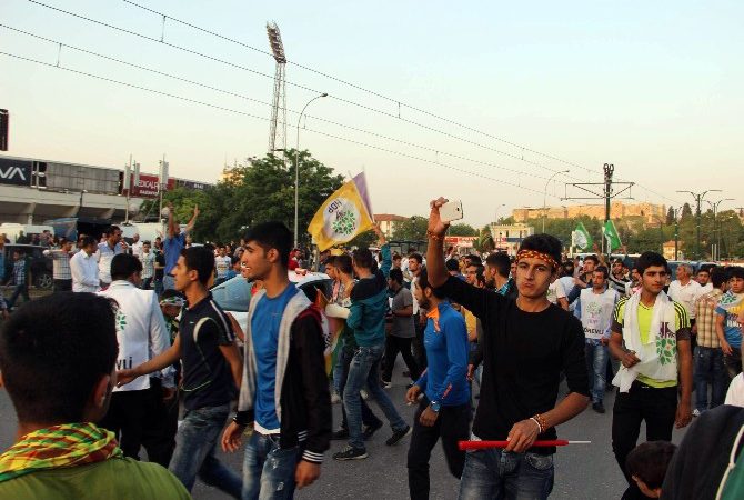 HDP’nin Gaziantep Mitinginden Yürüyüş Yapmak İsteyen Grubu Partililer Engelledi Halkların Demokrasi Partisi (HDP) Eş Genel Başkanı Selahattin Demirtaş’ın Gaziantep