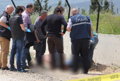 Mezarlık duvarının kenarında çöpçüler buldu