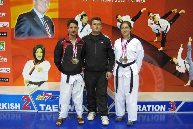 Taekwondo Poomse kategorisinde Ebubekir Elmacı ve Özge Huriye Yolasığmazoğlu, Milli