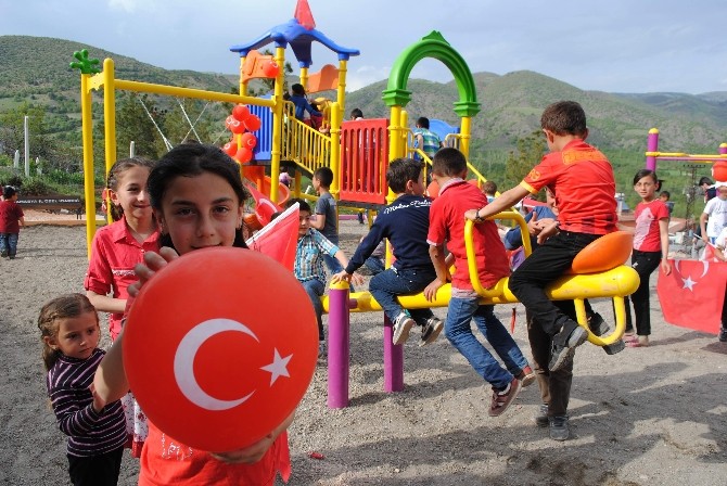 Köylü Çocukların Park Sevinci