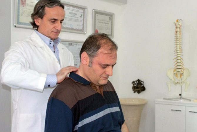 Boyun fıtığına elle tedavi Bursa’da öğretmenlik yapan Turgut Atıcı, meslek hastalığından kaynaklanan boyun fıtığından