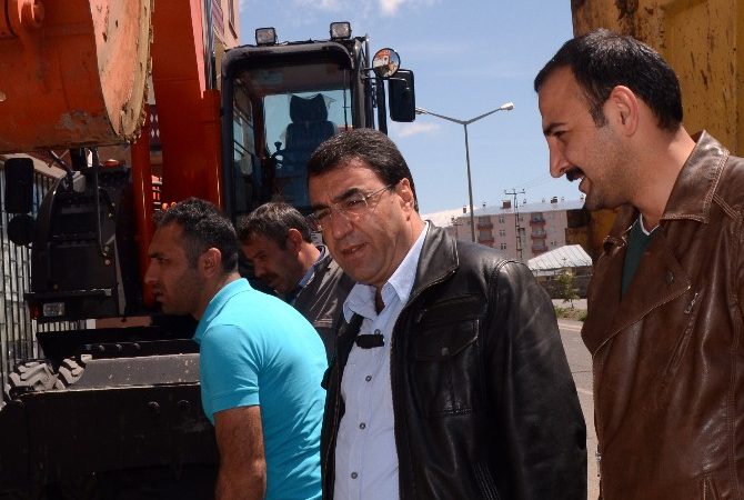 Sarıkamış Belediyesi Alt Yapı Çalışmalarına Hız Verdi AK Partili Sarıkamış Belediyesi (SUKAP) projesi kapsamında kanalizasyon şebekesi yenileme