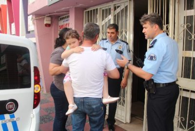 Nikah Salonunda Unutulan Anne Kızı Polis Kurtardı
