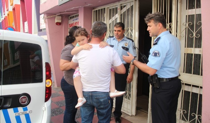 Nikah Salonunda Unutulan Anne Kızı Polis Kurtardı