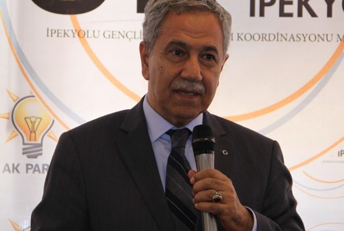 Arınç’tan HDP’ye Yönelik Saldırıya Kınama Başbakan Yardımcısı Bülent Arınç, Halkların Demokratik Partisi’nin (HDP) Mersin ve