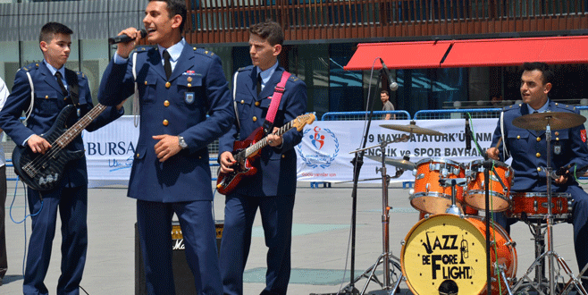 Askeri caz grubu coşturdu