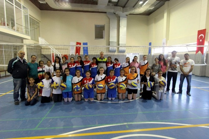 19 Mayıs Yıldız Kızlar Voleybol Turnuvası Yapıldı