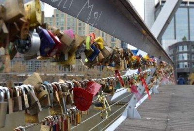 Sevgi köprüsü ‘aşk kilitleri’ni taşıyamadı