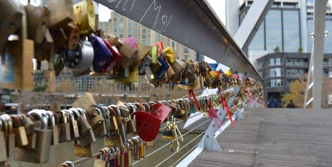 Sevgi köprüsü ‘aşk kilitleri’ni taşıyamadı
