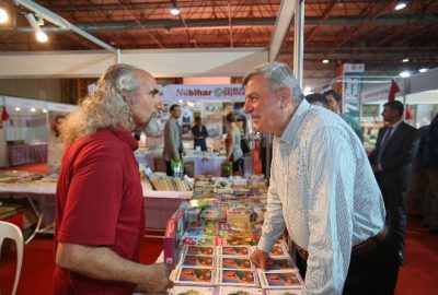 Başkan Karaosmanoğlu Fuarda Kitap Okudu