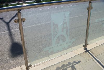 Magandalar Yaya Kaldırımın Korkuluklarının Camlarını Hedef Aldı