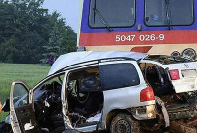 Tren otomobile çarptı: 5 ölü, 3 yaralı