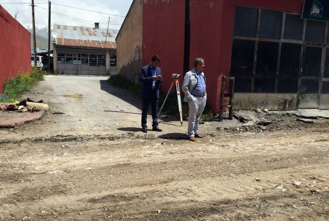 Bitlis’in Adilcevaz Belediye Başkanı Necati Gürsoy, sanayi sitesinde başlatılan yol