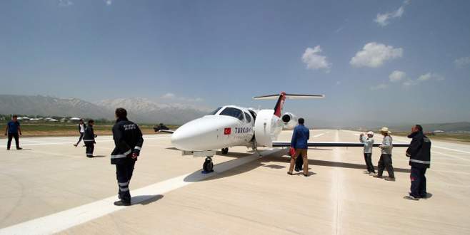 Yüksekova’ya ilk uçak indi