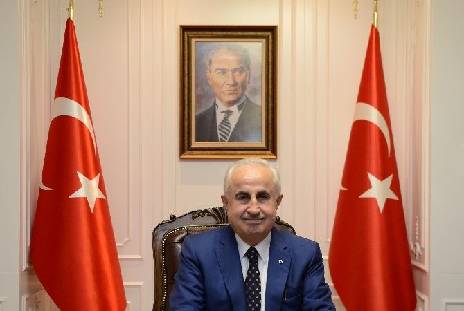 Edirne’de, Tunca Nehri üzerinde bulunan tarihi taş köprüde yapılan aydınlatma