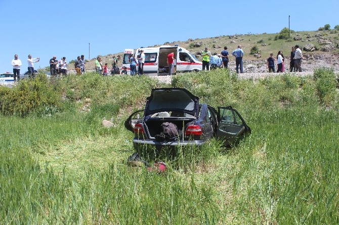 Otomobil Tarlaya Uçtu: 5 Yaralı
