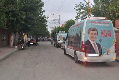 Seçim minibüsüne ateş açıldı