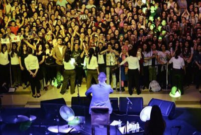 Şarkıcı Emre Aydın, Ataşehir Brandium AVM’de verdiği konserde hayranlarıyla buluştu.