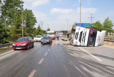 Kontrolden Çıkan Talaş Yüklü Tır Devrildi: 1 Yaralı