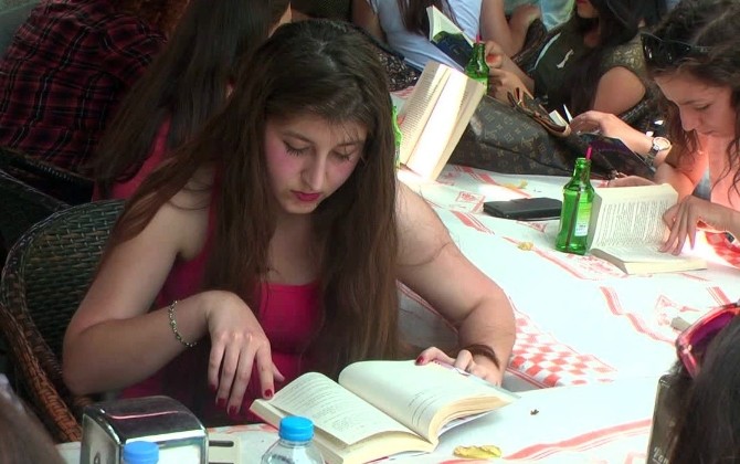 Sosyal Medya Edebiyatından Rahatsız Olunca ’Kitabını Al Gel’ Kampanyası Başlattılar