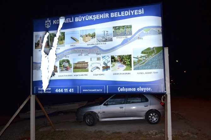 Büyükşehir’in Reklam Panolarına Saldırı