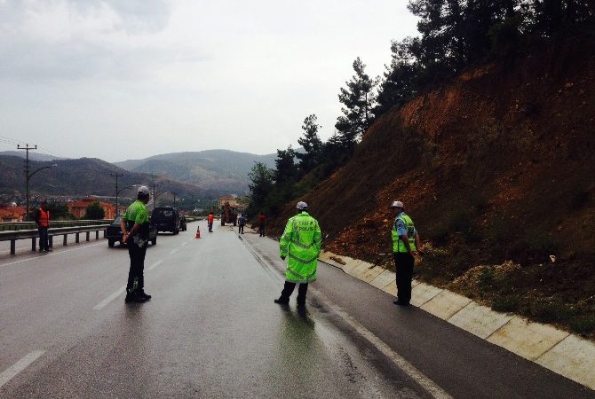 Bilecik’te meydana gelen toprak kayması, Bilecik-Bozüyük karayolu üzerindeki trafiğin tek