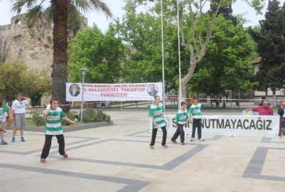 Hocalarının Anısına Yakar Top Oynadılar