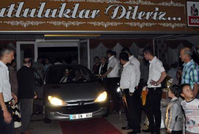 Düğün salonunun ortasına otomobille girdi