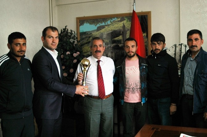Şampiyonluk Kupası Başkan Gürsoy’a Hediye Edildi